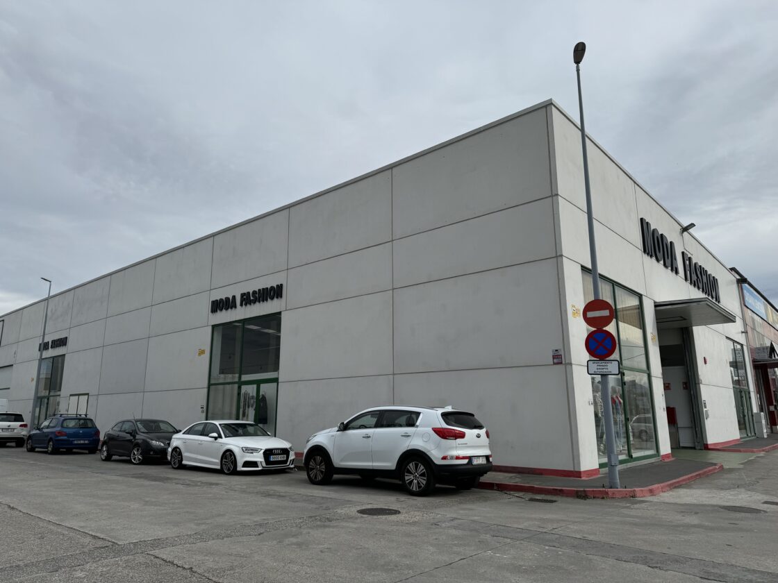 Complejo de 10 naves comerciales